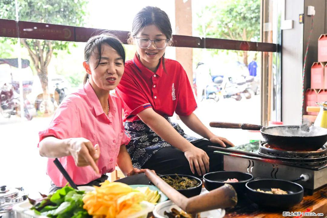 全网追的“扁担女孩”，找了一份暑假工，时薪12元 - 鹤壁生活资讯 - 鹤壁28生活网 hb.28life.com