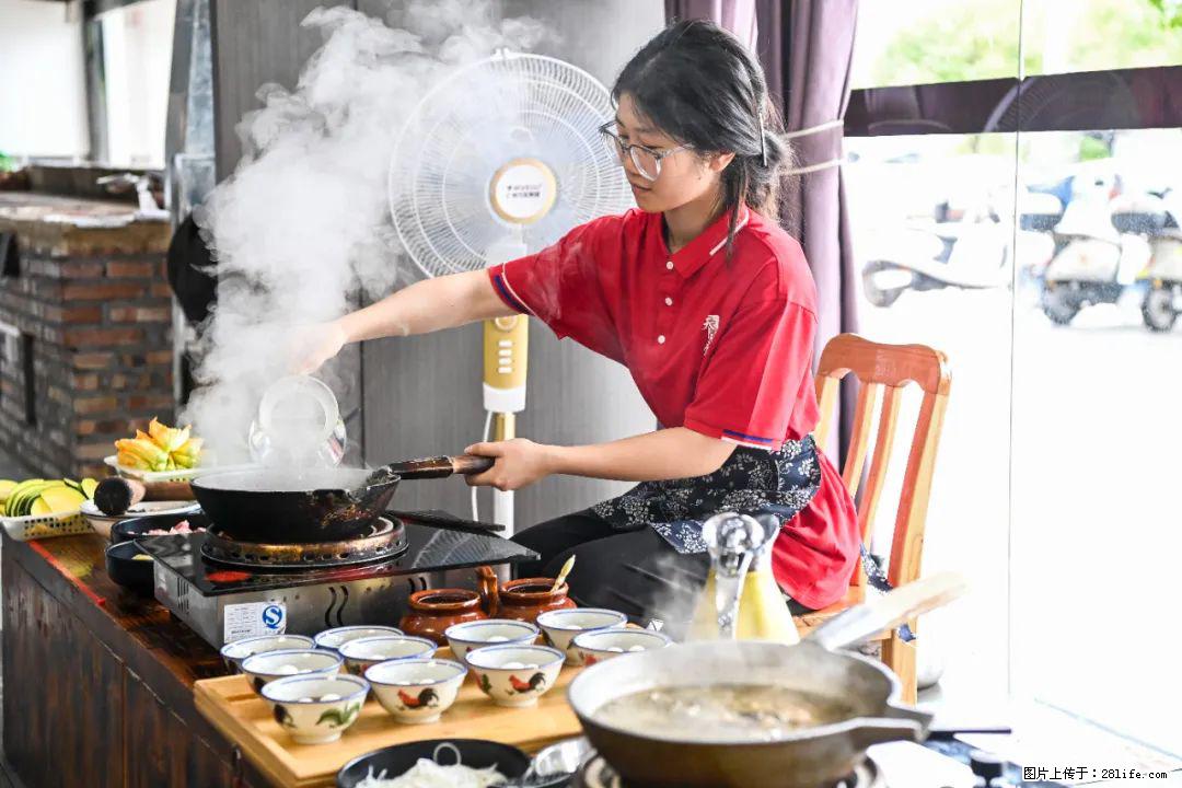 全网追的“扁担女孩”，找了一份暑假工，时薪12元 - 鹤壁生活资讯 - 鹤壁28生活网 hb.28life.com